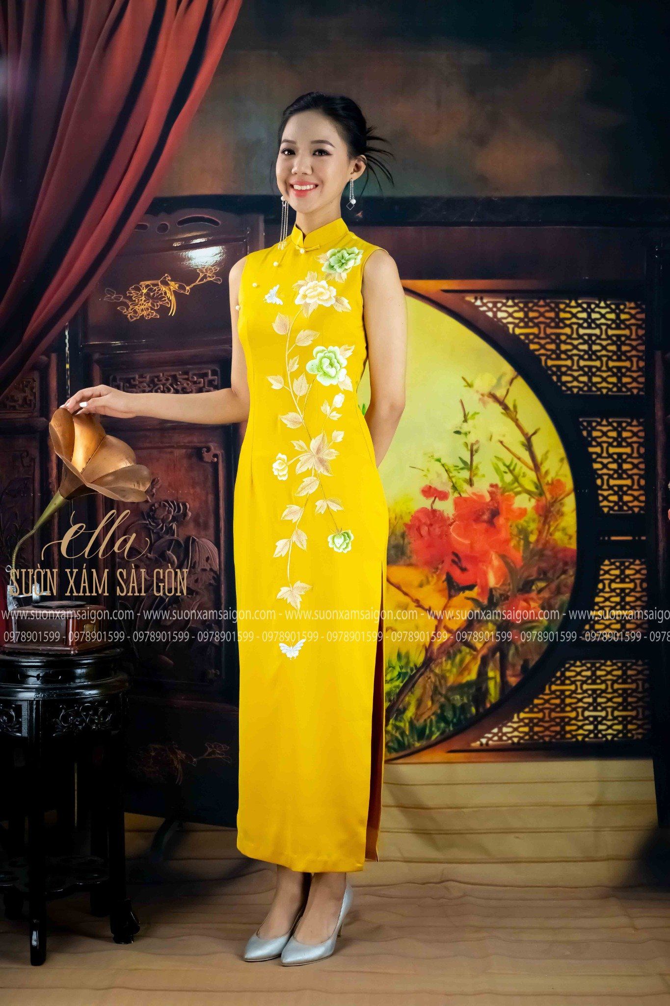 Sườn Xám Lụa Đặt Biệt Thêu Hoa Vàng Nghệ