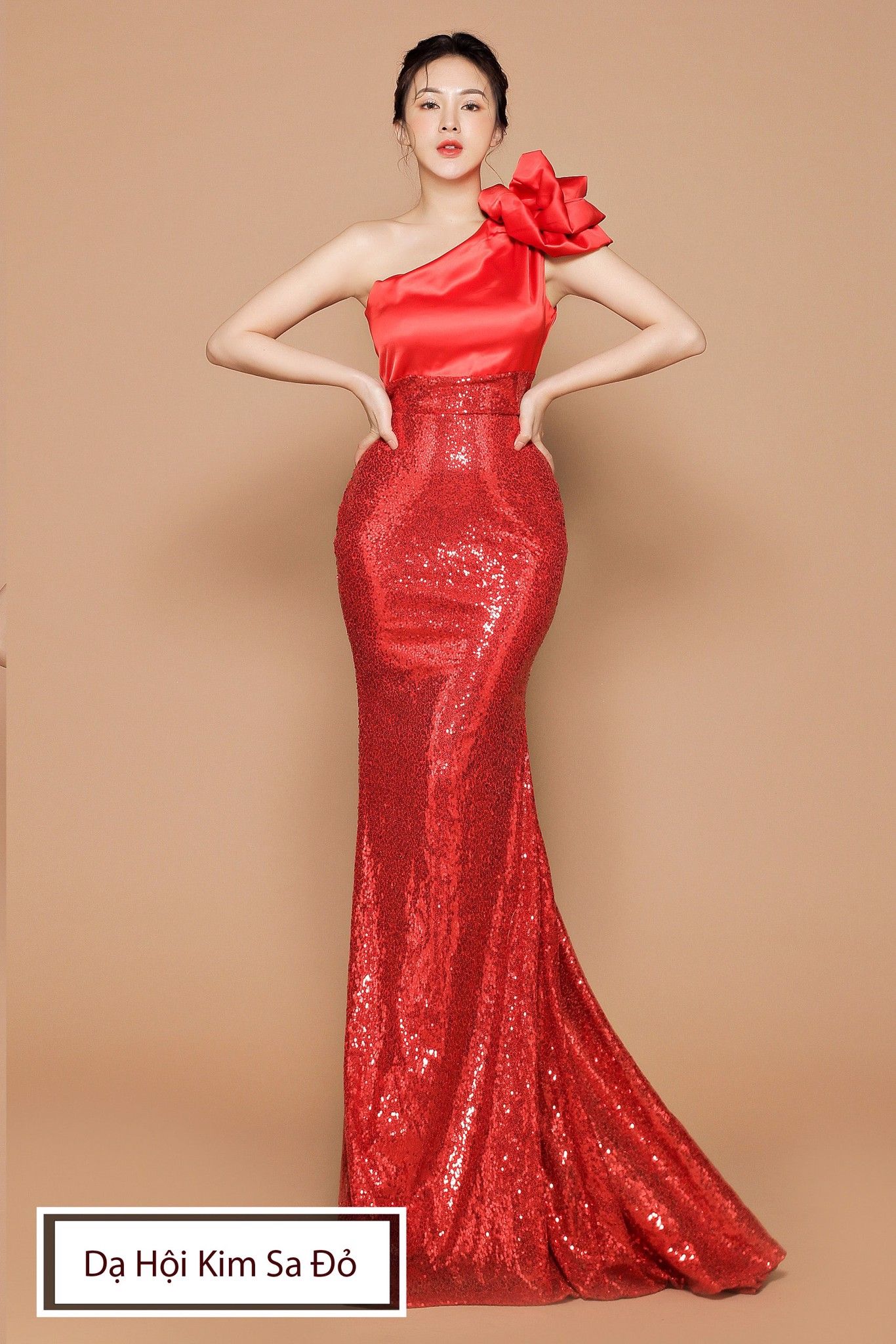 Dạ hội Kim Sa Hoa Hồng Vai Đỏ