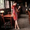 Sườn xám lụa qua gối sắc xuân