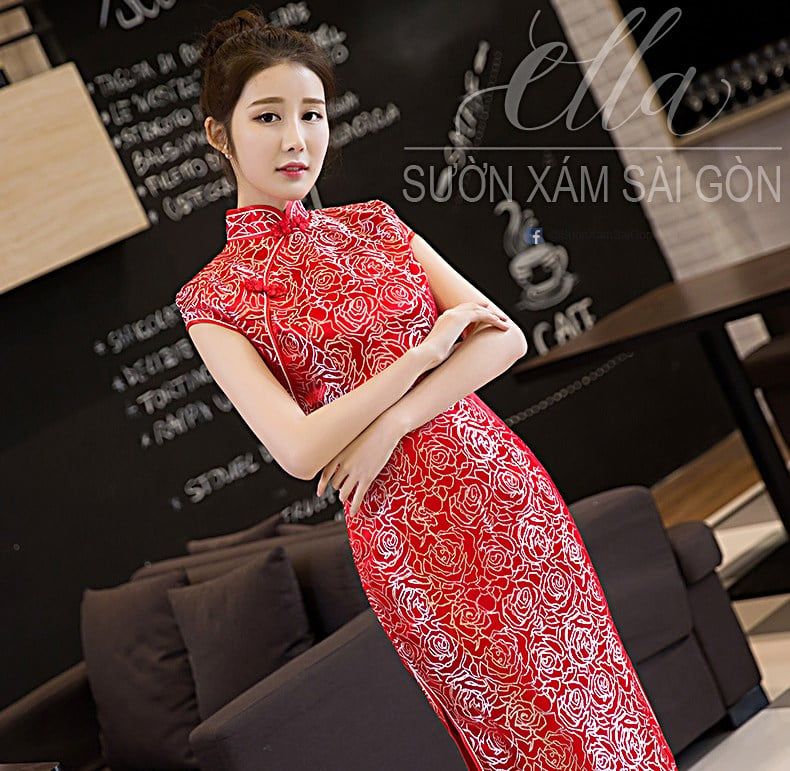 Sườn xám cưới gắn hoa hồng