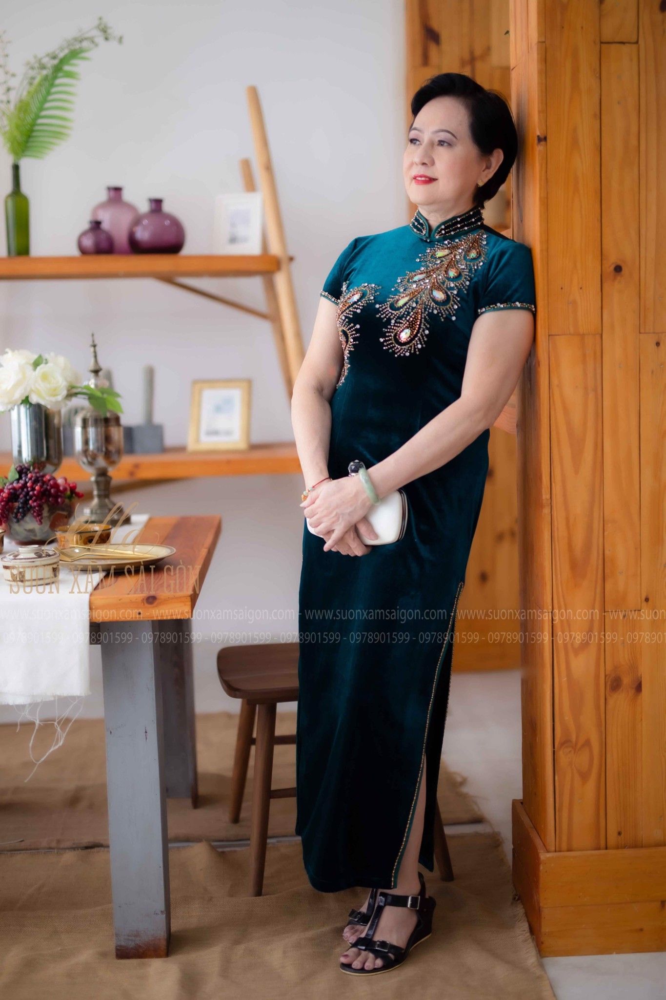 Sườn Xám Nhung Kết Đuôi Công