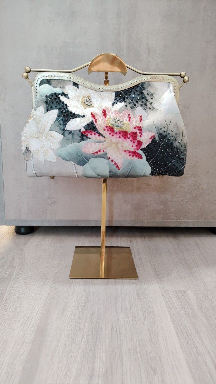 Ví Sườn Xám Hoa Sen Quai Kẹp