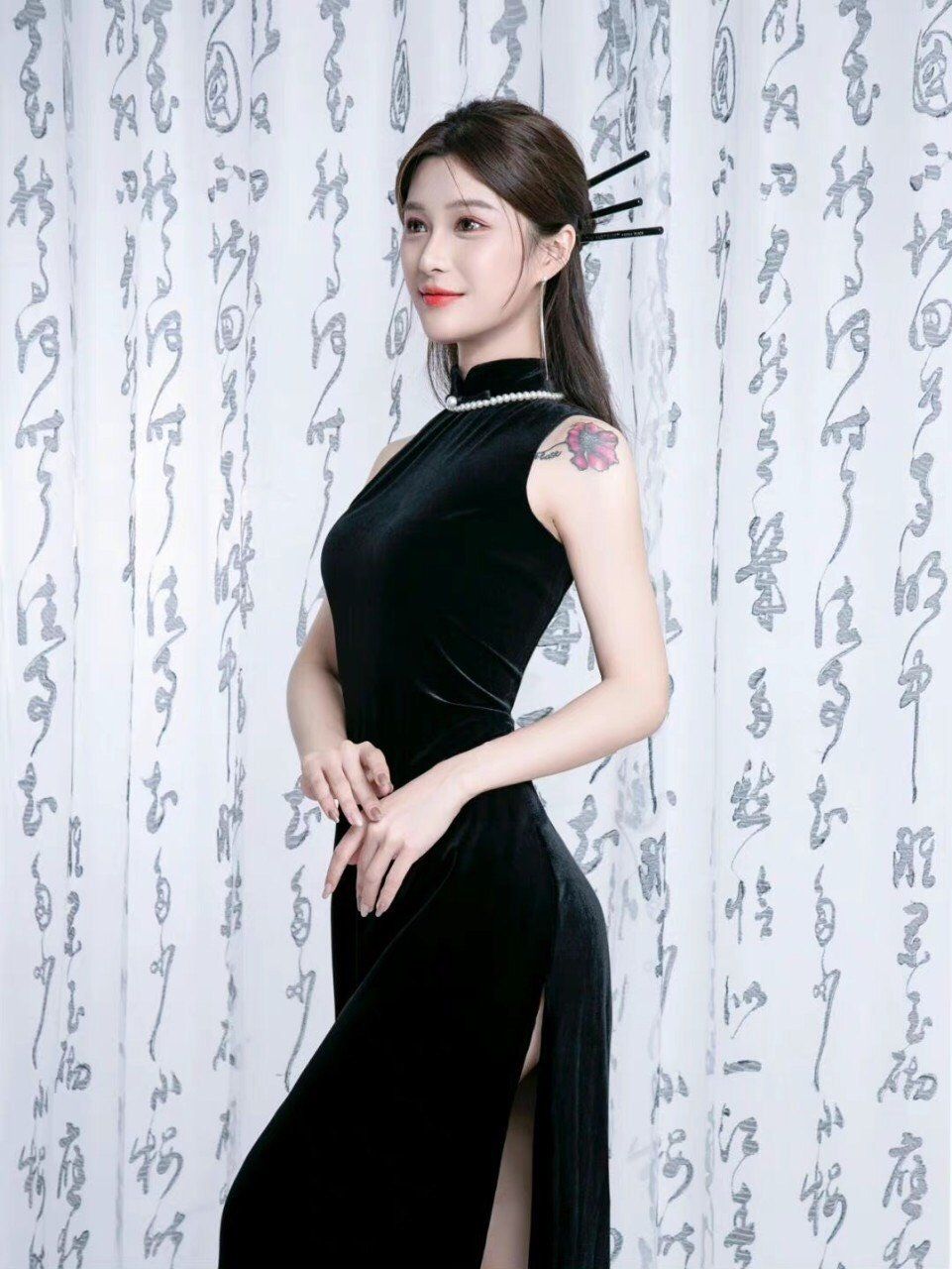 Sườn Xám Nhung Đen Cổ Chuỗi