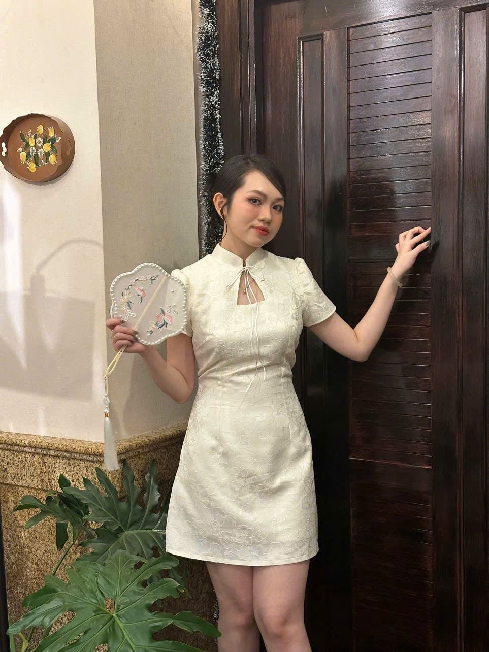 Sườn Xám Gấm Hoa Nổi Dây Nơ