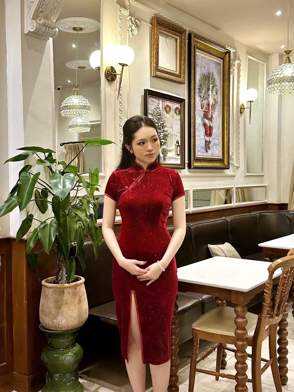 Sườn Xám Nhung Kim Tuyến Hò Xéo (Đỏ)
