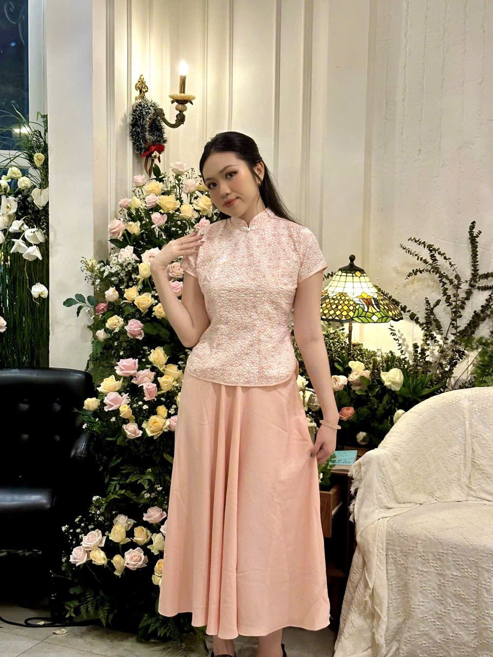 Sườn Xám Sét Rời Gấm Hoa Mai Dập Nổi