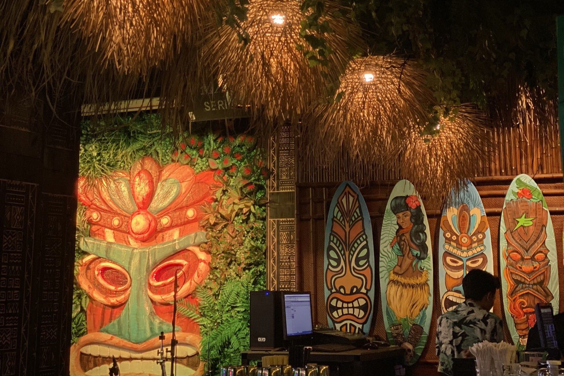 Waikiki Bar & Restaurant - 222 Bùi Viện