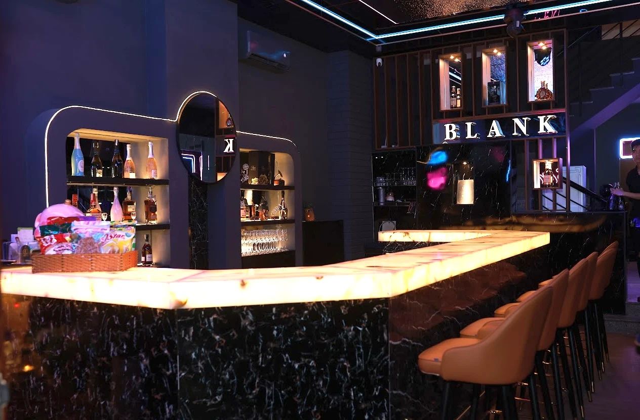 Blank Lounge And Bar - 223 Dương Đình Nghệ