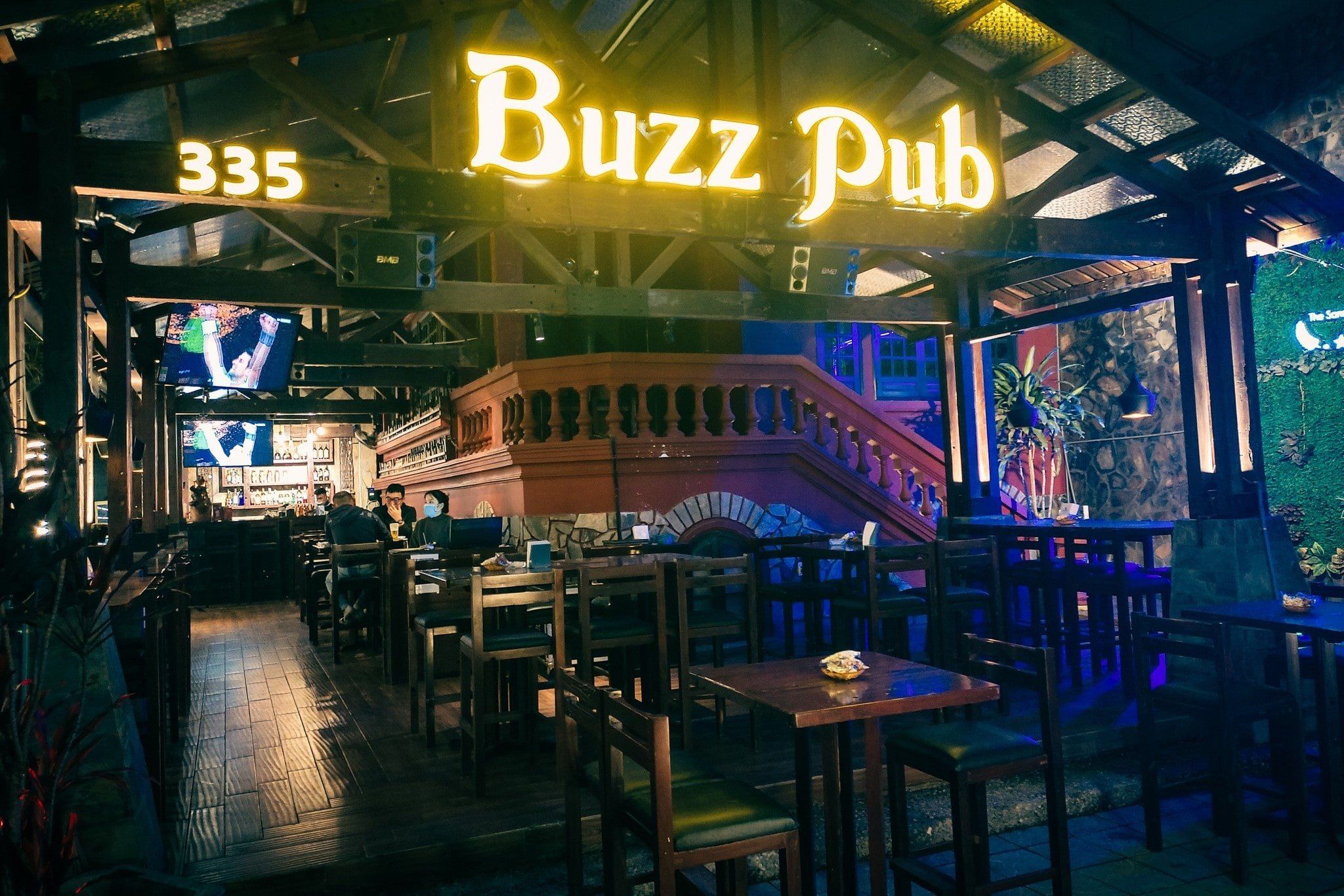 Buzz Pub - 335 Văn Cao