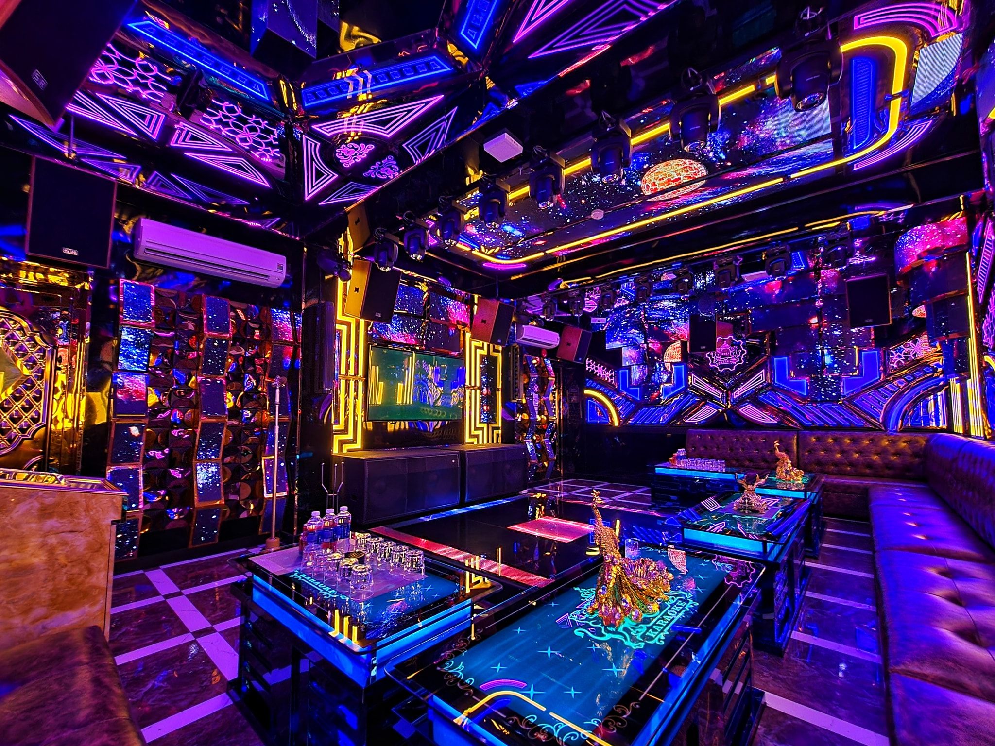 Karaoke Golden Bell - 750 Nguyễn Văn Quá