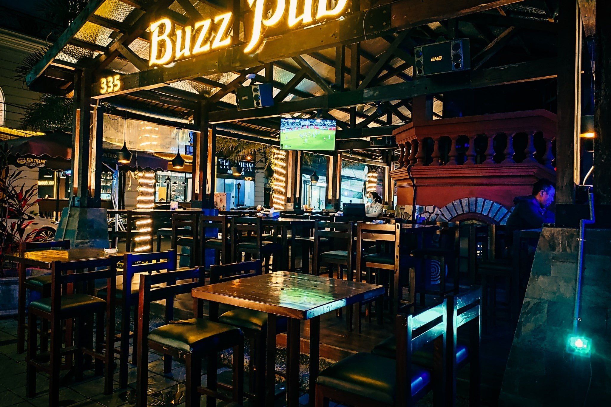 Buzz Pub - 335 Văn Cao
