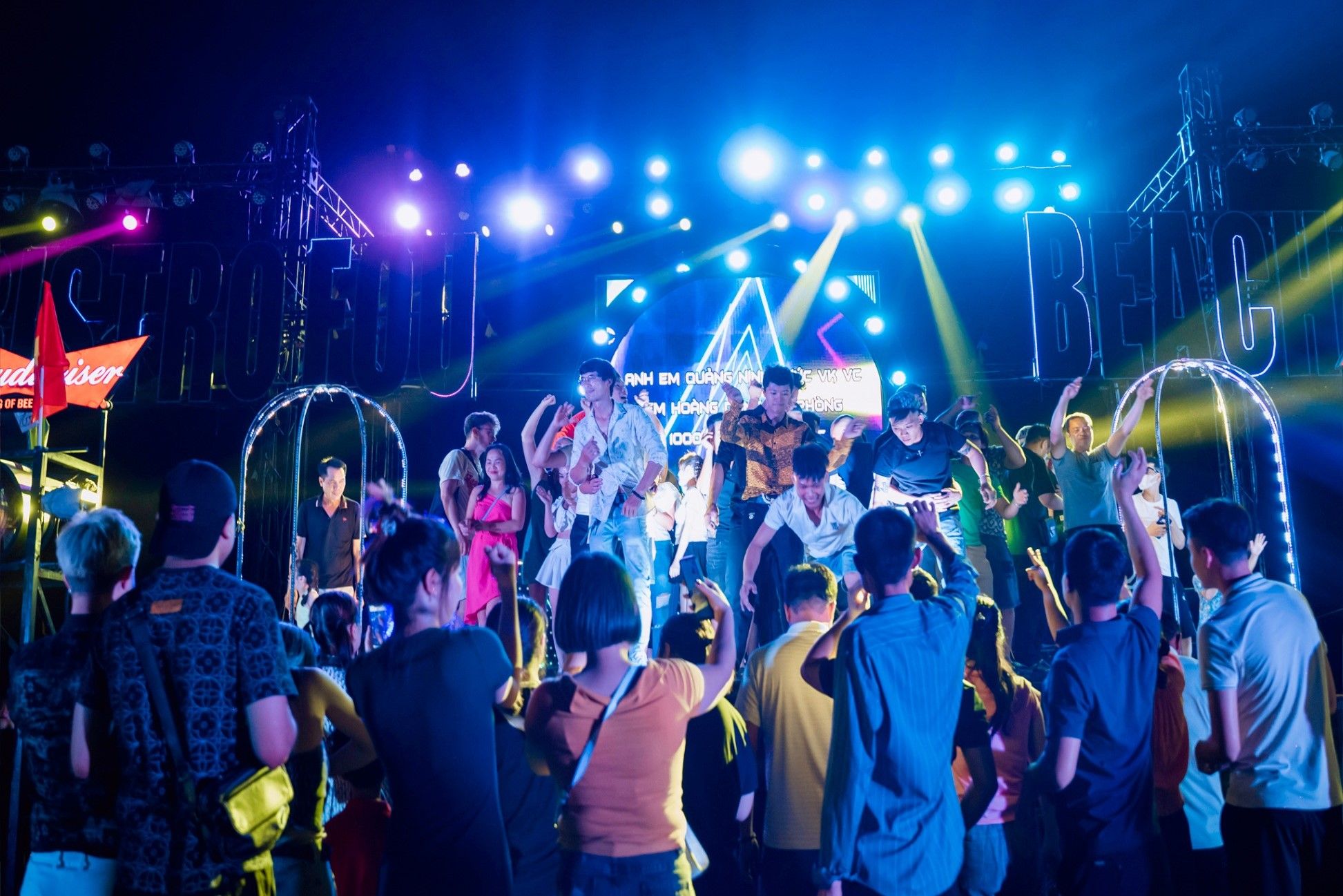 Bistro Fou Beach Club - Đường Kỳ Quan