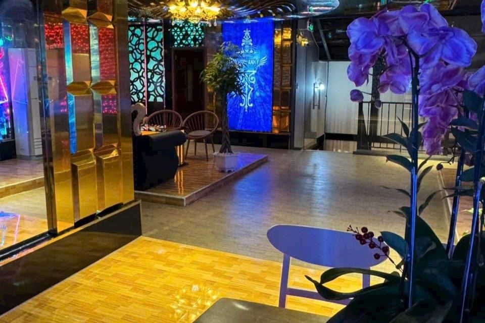 Karaoke Queen Bee - 898C Tạ Quang Bửu