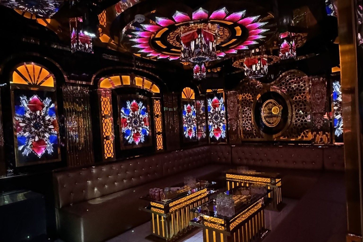 Karaoke Queen Bee - 898C Tạ Quang Bửu