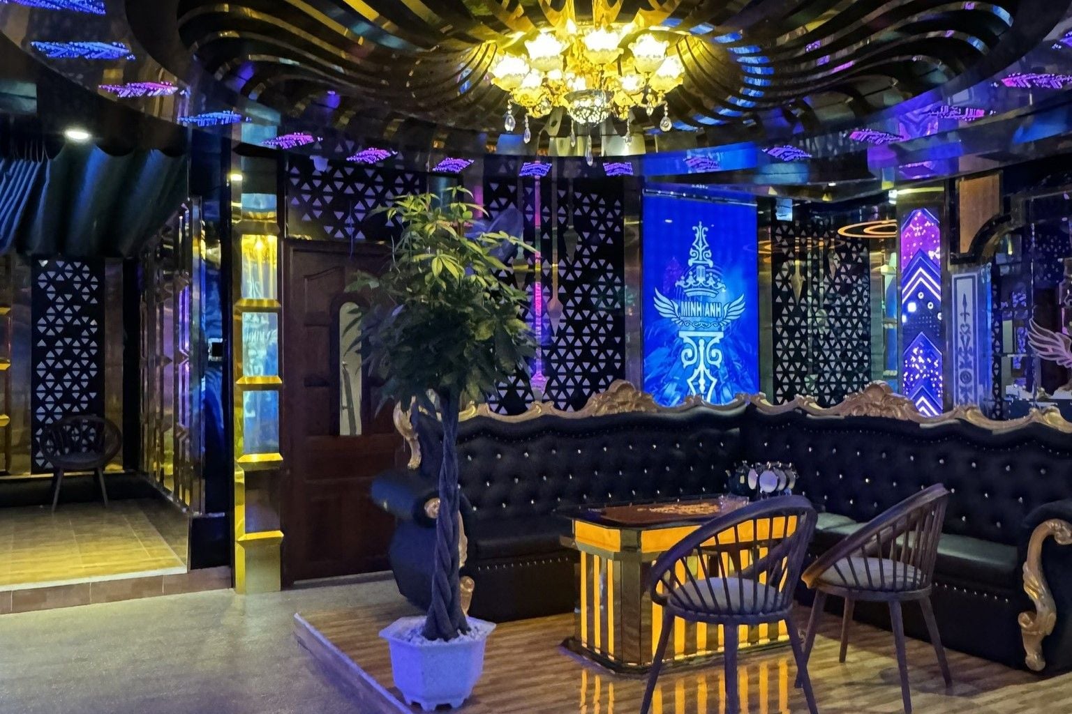 Karaoke Queen Bee - 898C Tạ Quang Bửu