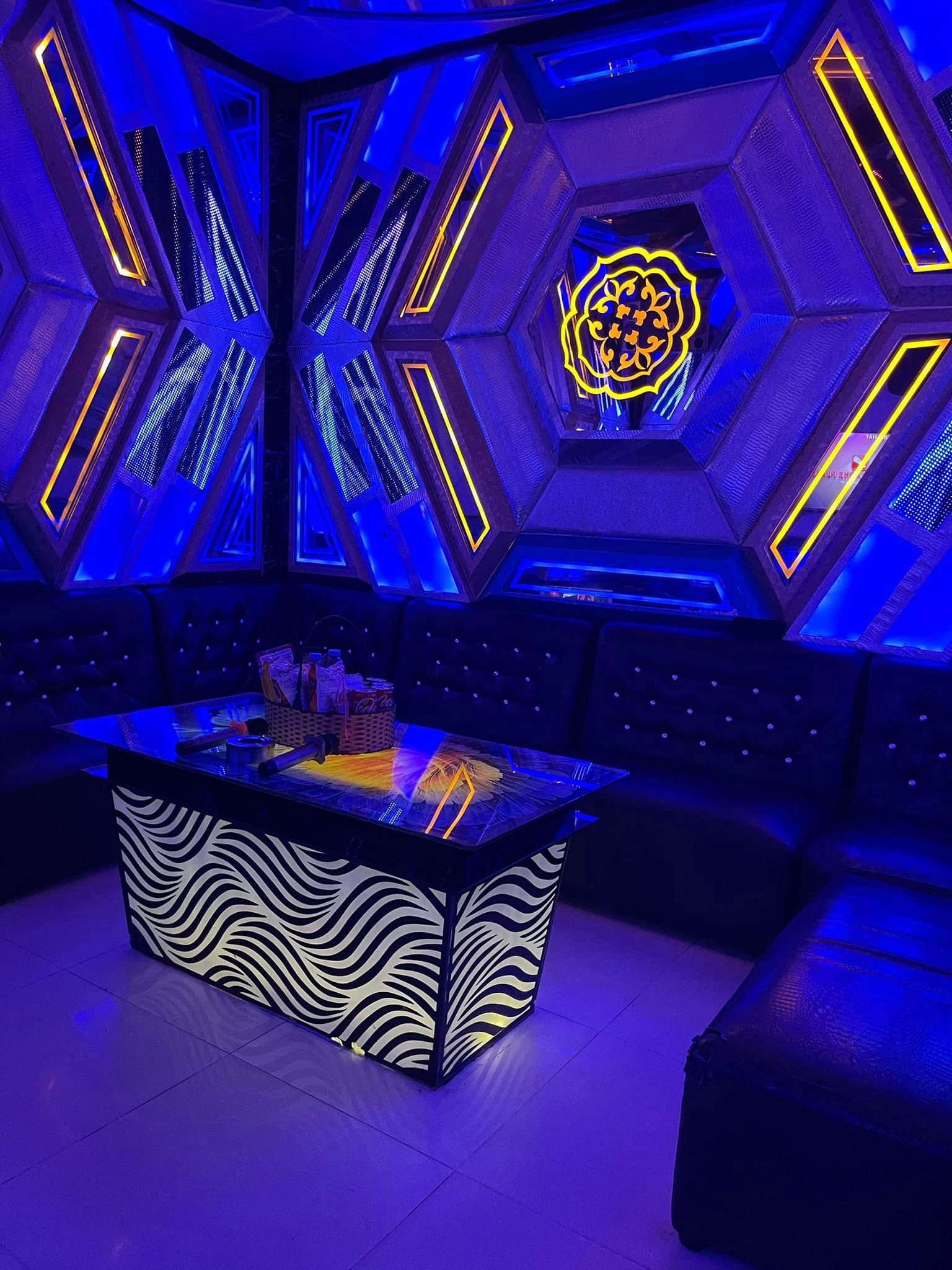 Karaoke Hương Xưa - 876B Tạ Quang Bửu