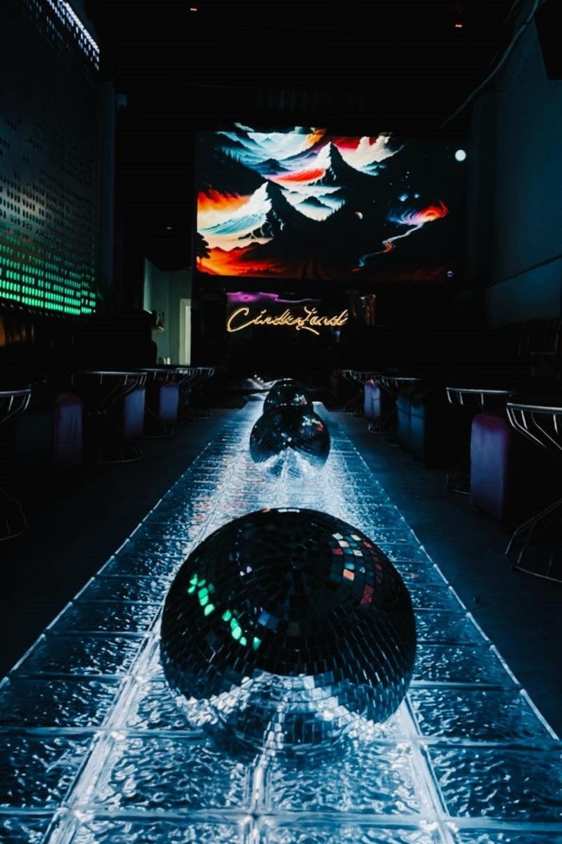 Cinderland - 16 Quốc Hương