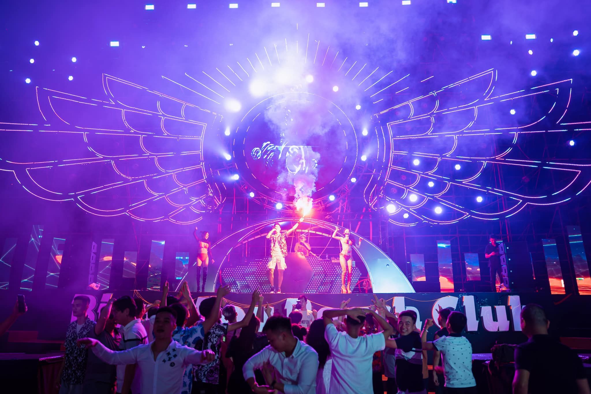 Bistro Fou Beach Club - Đường Kỳ Quan