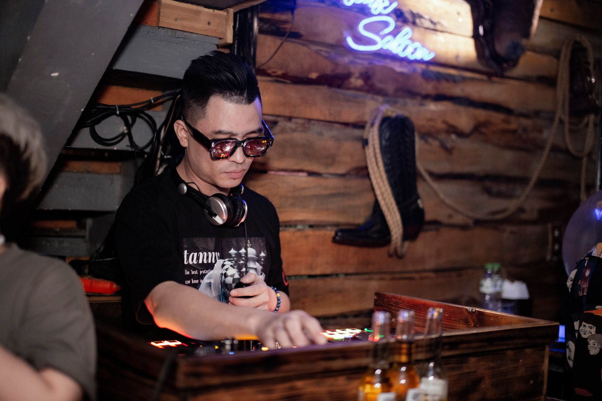 Sixsense Saloon - 100B Trần Nguyên Hãn