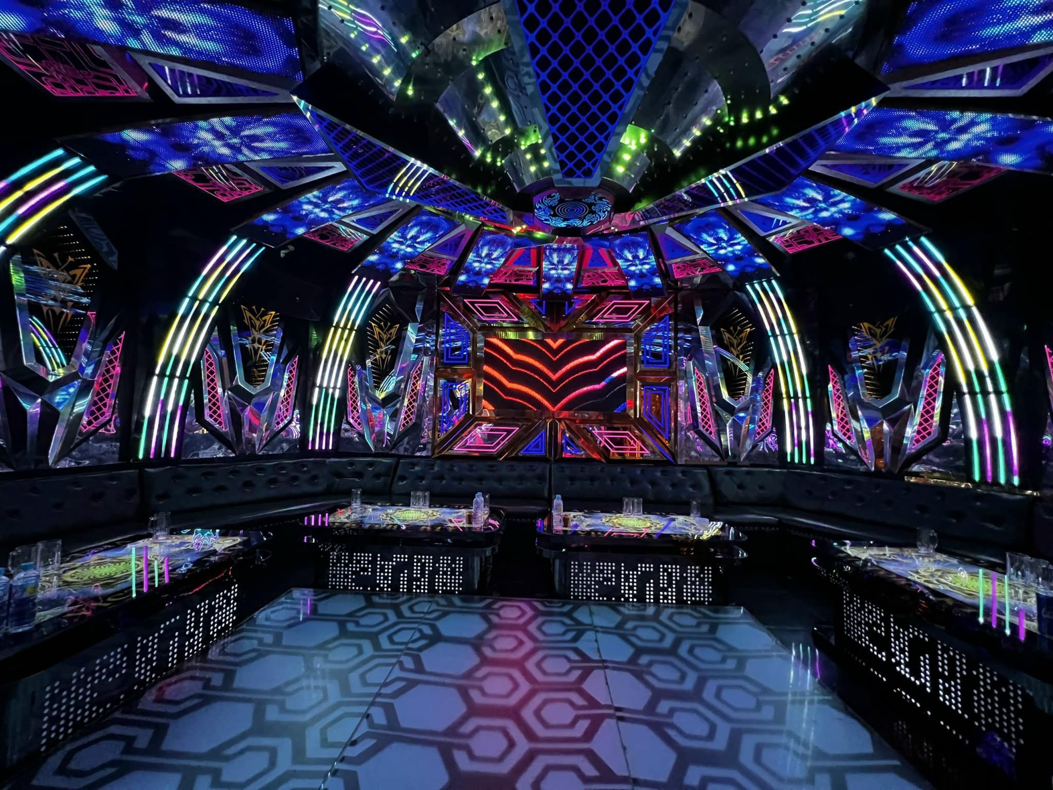 Karaoke Newsky - 16 Ngã tư Vạn Phúc