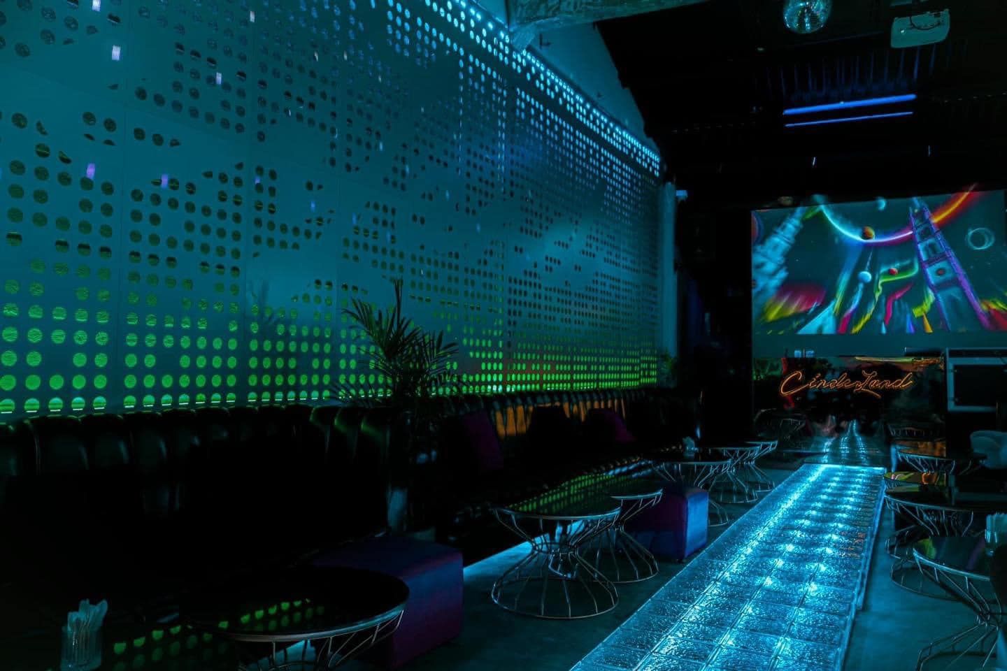 Cinderland - 16 Quốc Hương