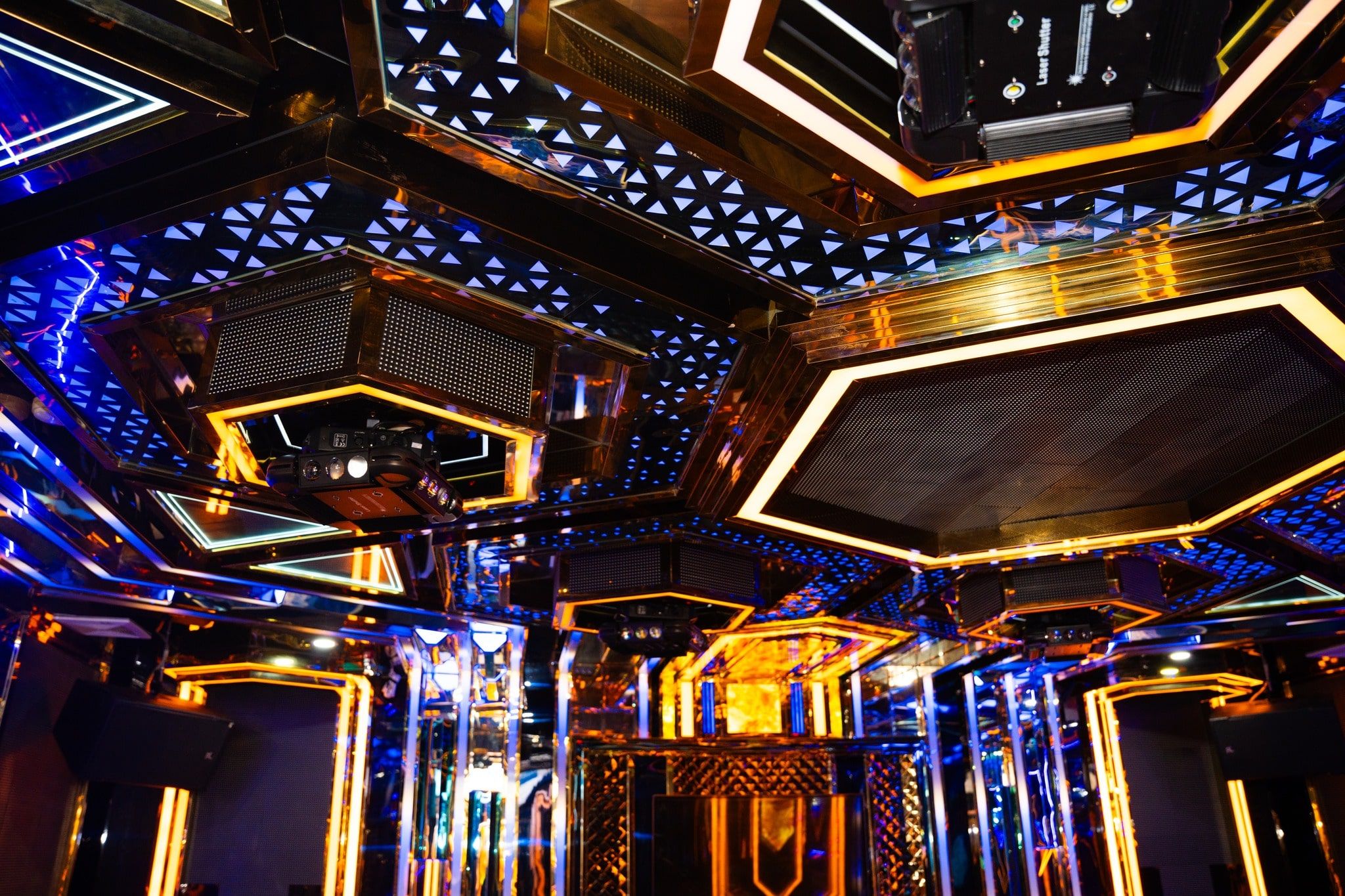 Karaoke Summit - 64 Trần Thái Tông