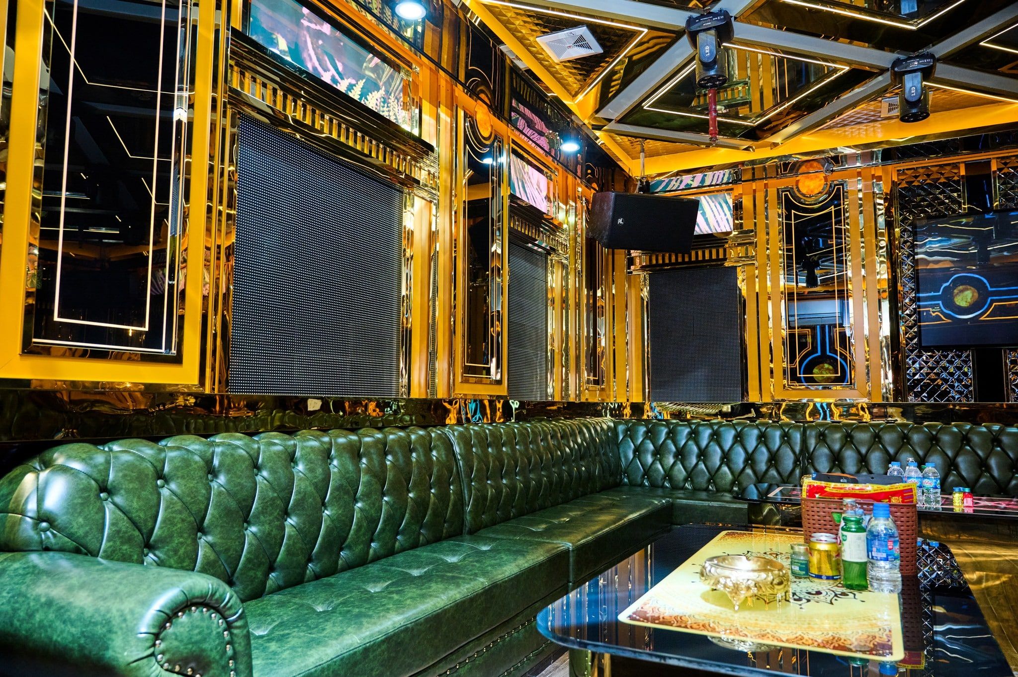 Karaoke Rồng Vàng - 12 Nguyễn Khang