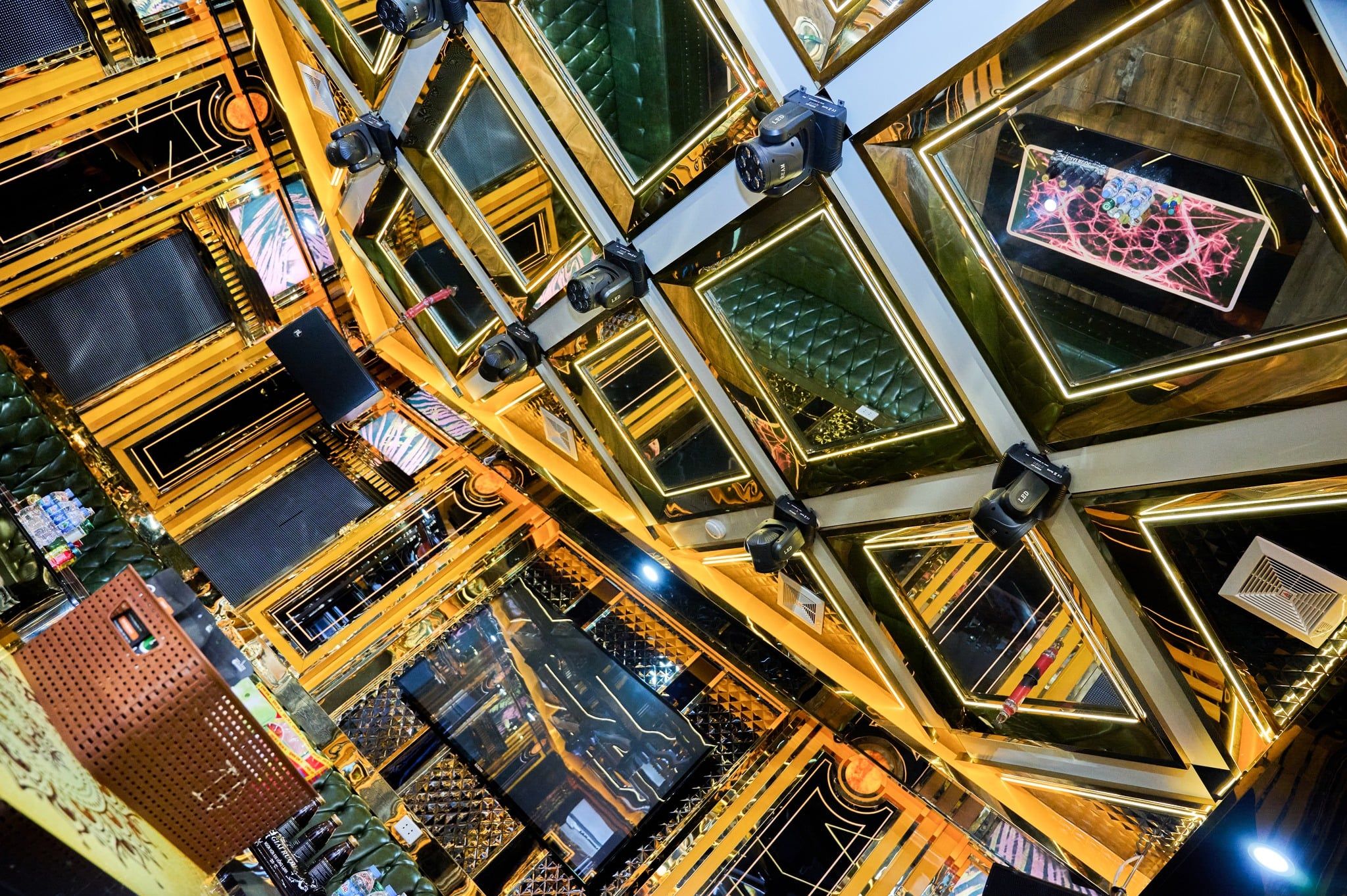 Karaoke Rồng Vàng - 12 Nguyễn Khang