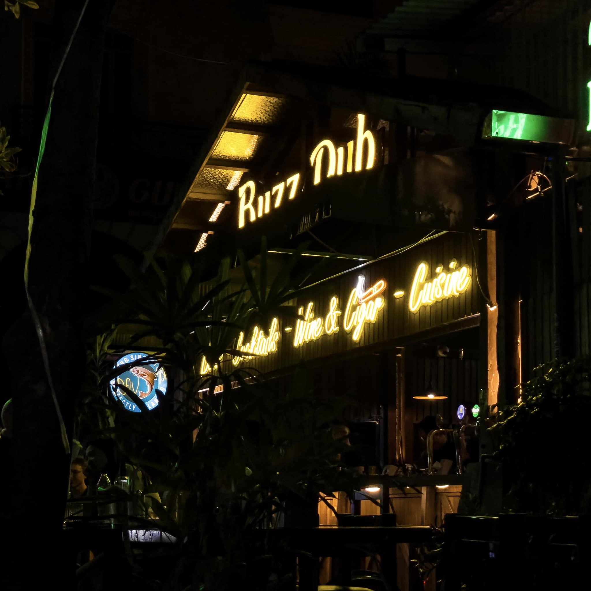 Buzz Pub - 335 Văn Cao