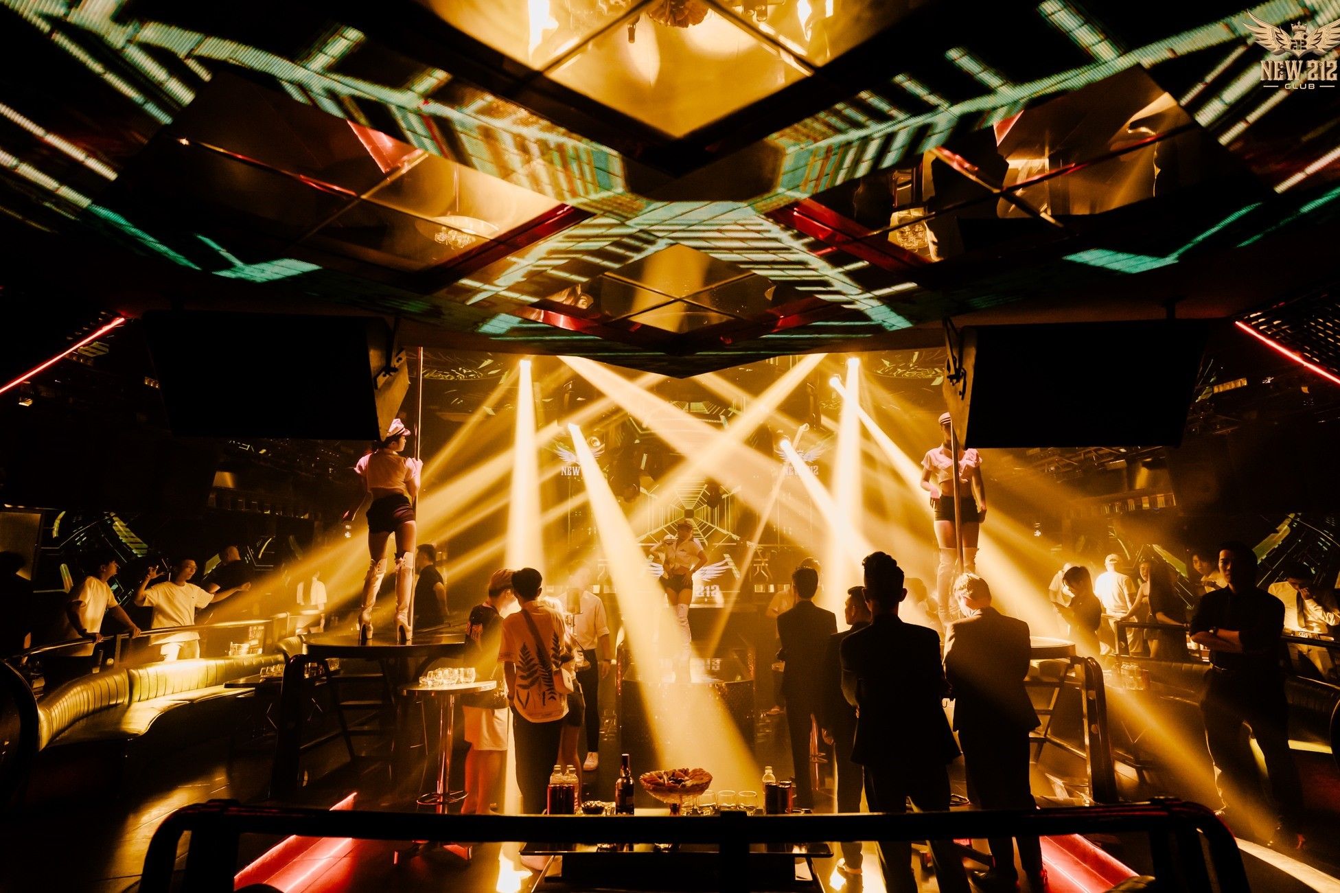 New 212 Club - Du thuyền Marina Trần Hưng Đạo