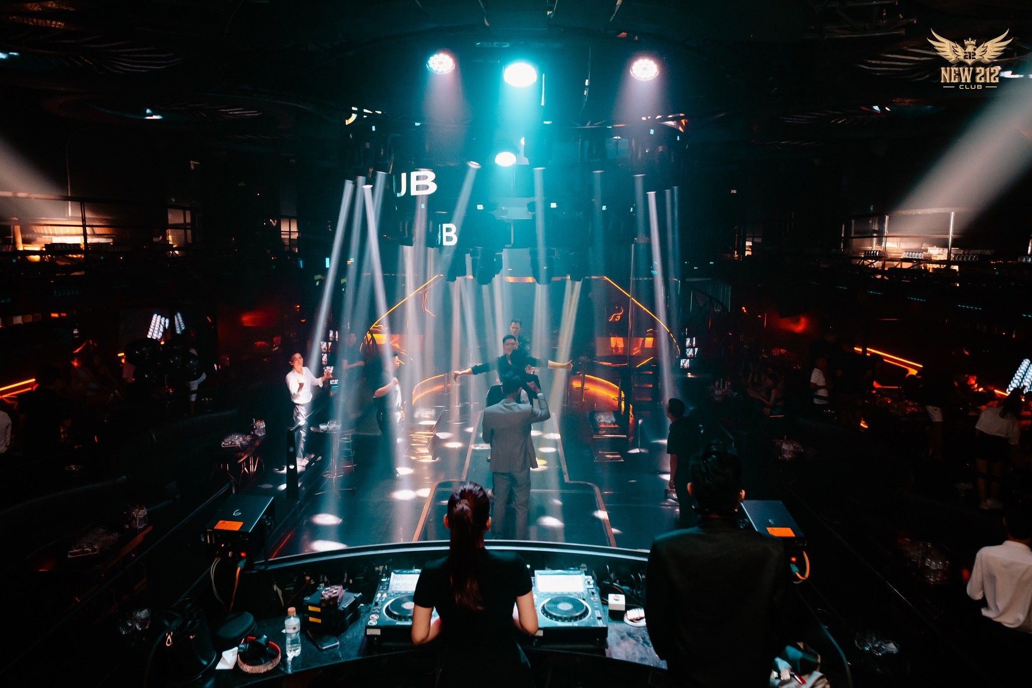 New 212 Club - Du thuyền Marina Trần Hưng Đạo