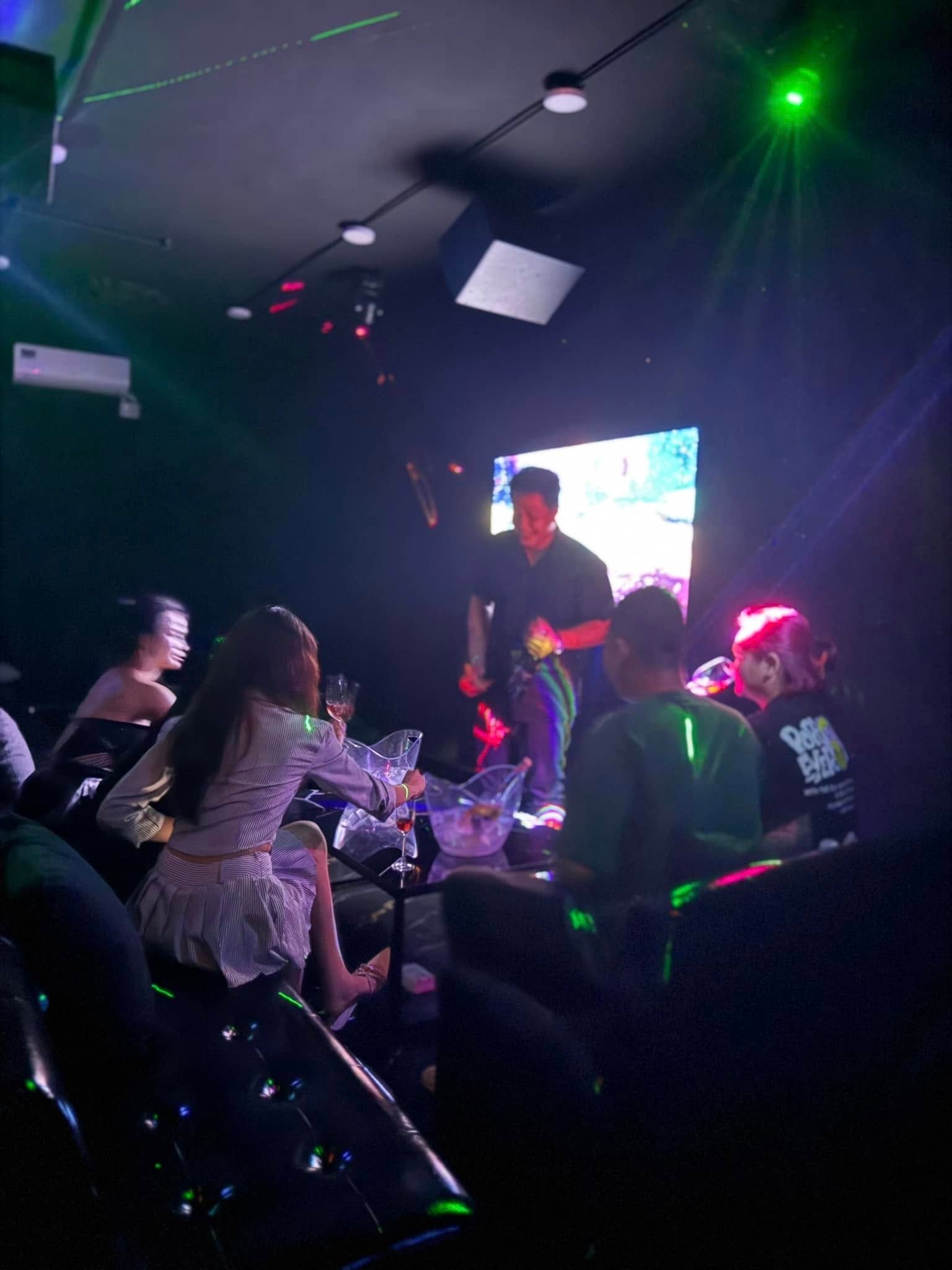 Happy Lounge And Bar - 60 Cô Bắc