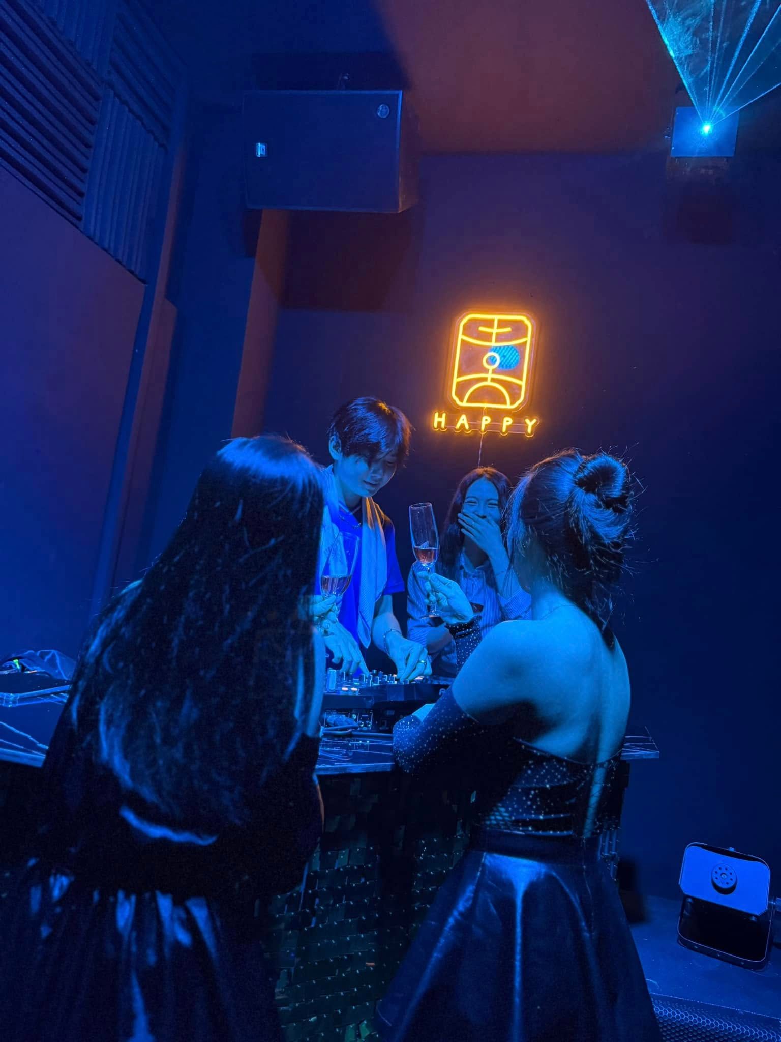 Happy Lounge And Bar - 60 Cô Bắc