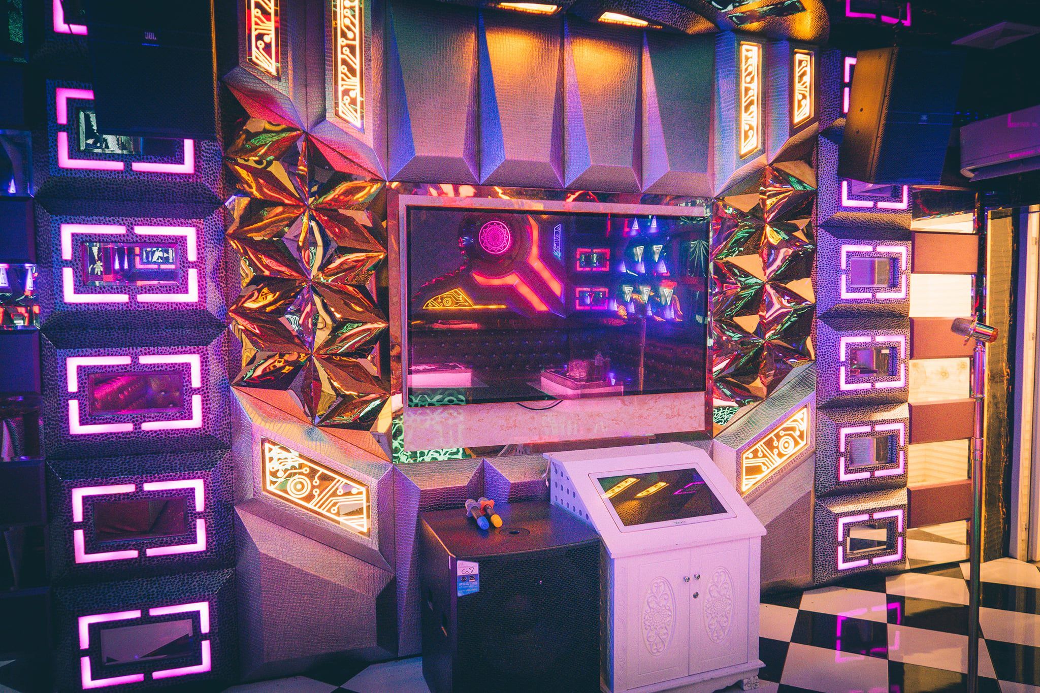 Karaoke Lợi Trang 2 - 32 Nguyễn Văn Trỗi