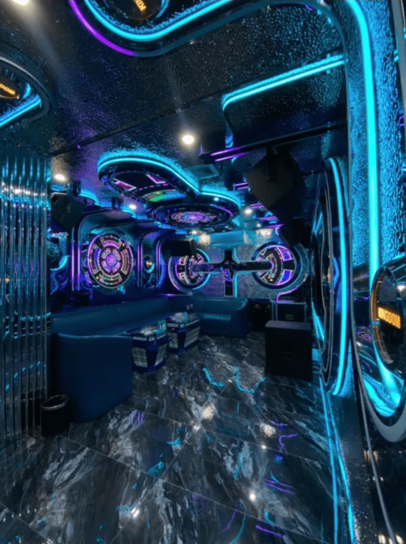 Karaoke Kingdom - Lán Bè