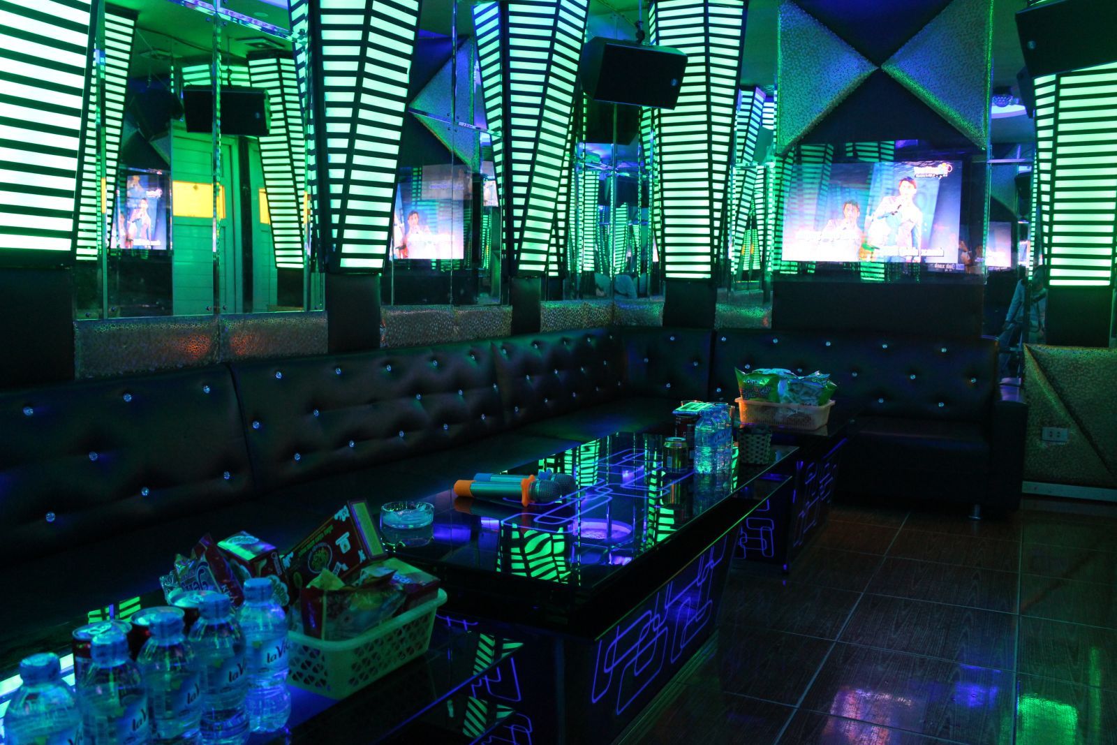 Karaoke 107 - 107 Mai Hắc Đế