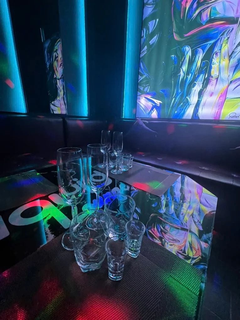Liquid Lounge - 93 Dương Đình Nghệ