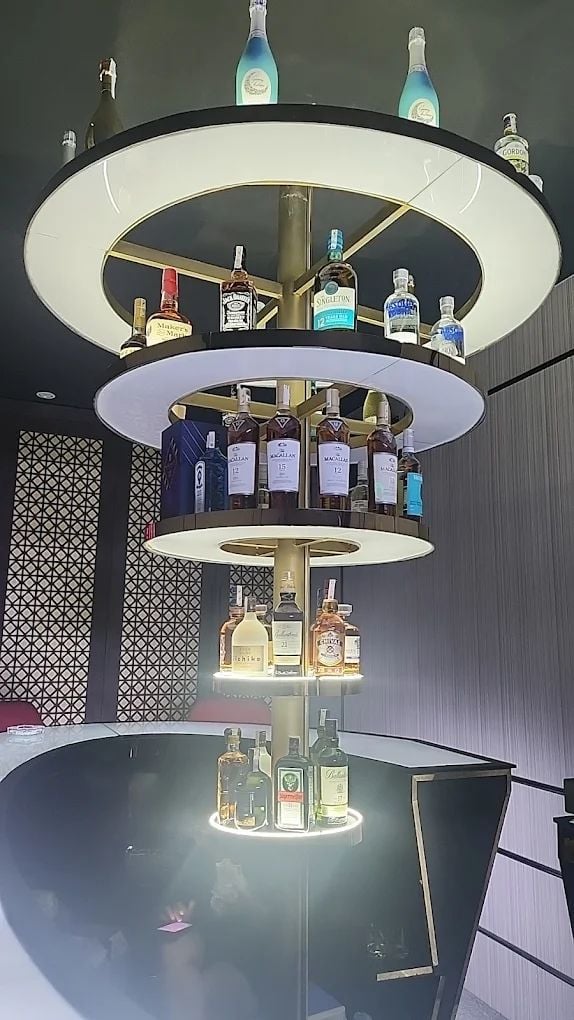 Liquid Lounge - 93 Dương Đình Nghệ