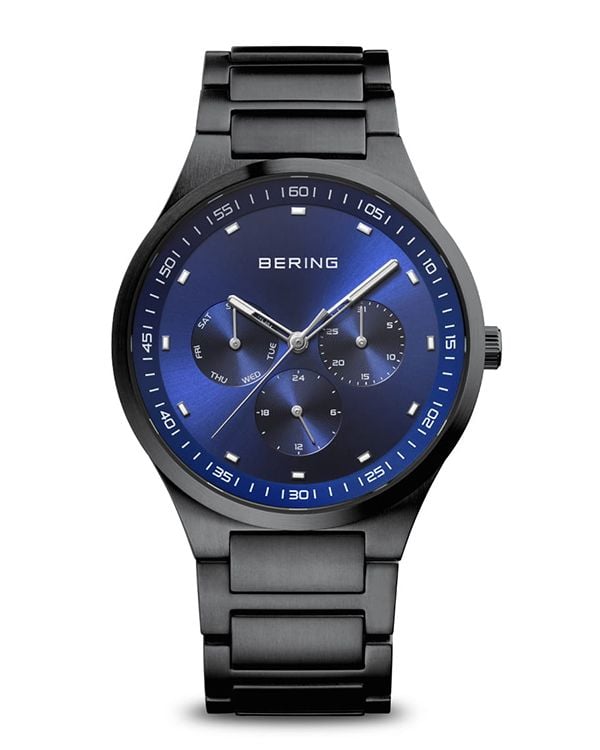 Ogli qolini qoliga qoydi, keyin uxlayotgan onasini sikdi. Onlayn tomosha qiling.