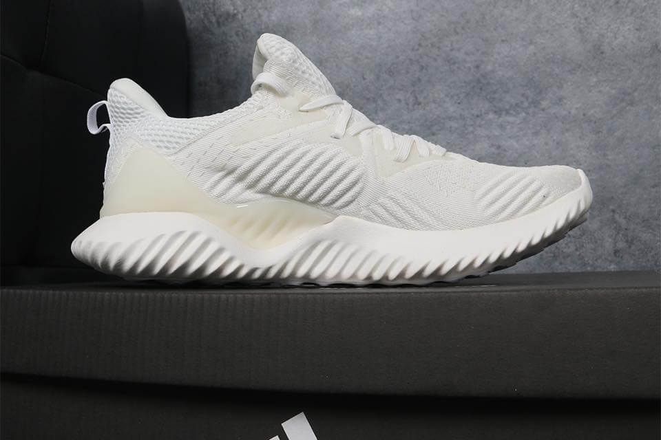  Giày alphabounce trắng 