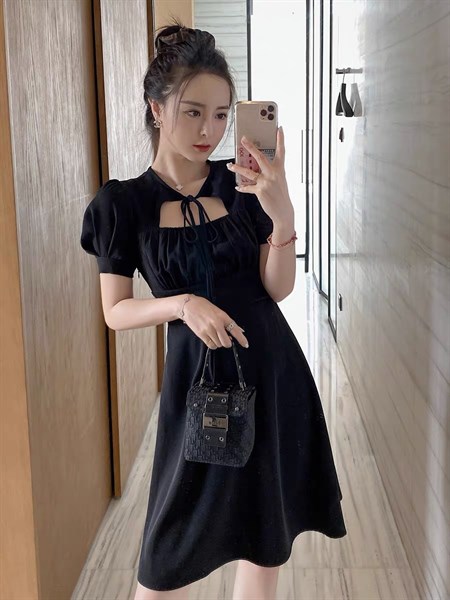 Đầm xòe dúm cổ khoét sâu gợi cảm