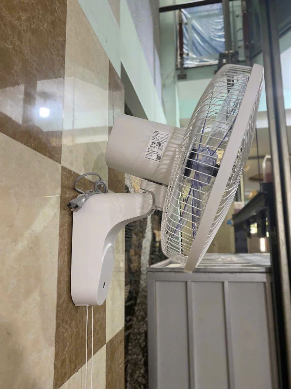Quạt treo Hatari giật dây W16M1