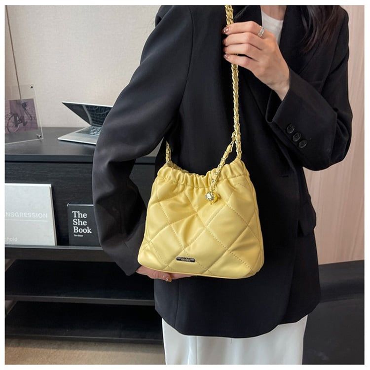 Túi đeo vai đi chơi nữ phom mềm chần trám phối dây xích IDIGO FB2 - 3394