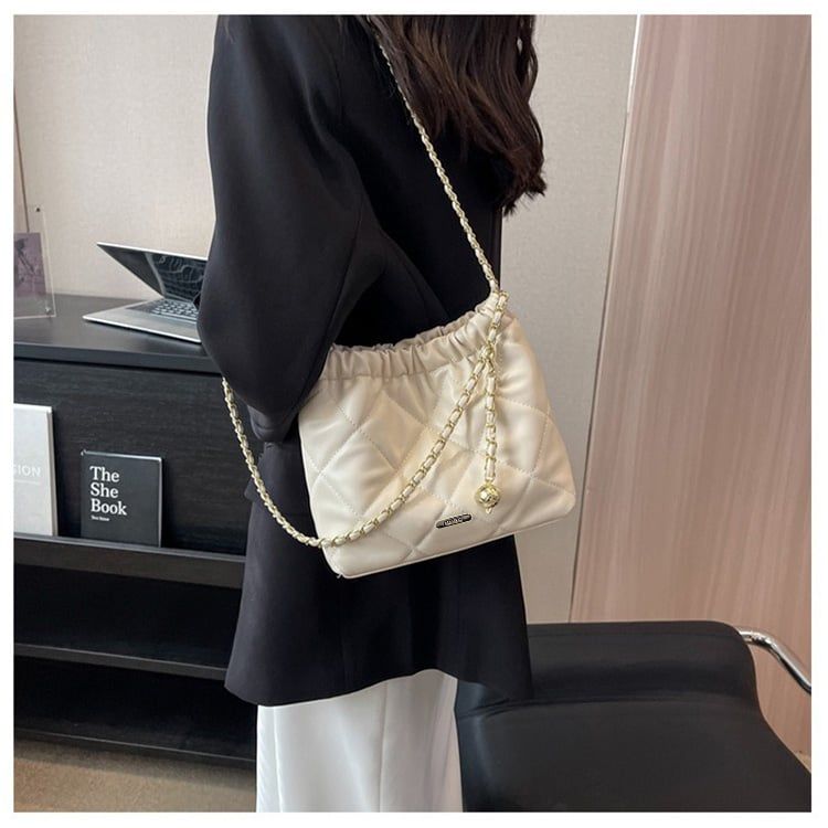 Túi đeo vai đi chơi nữ phom mềm chần trám phối dây xích IDIGO FB2 - 3394