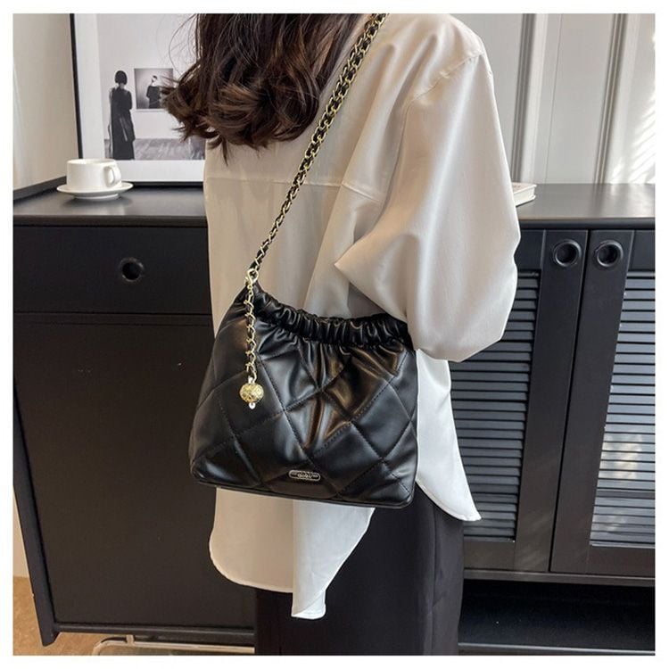  Túi đeo vai đi chơi, túi đeo chéo nữ phom mềm chần trám phối dây xích IDIGO FB2 - 3394 