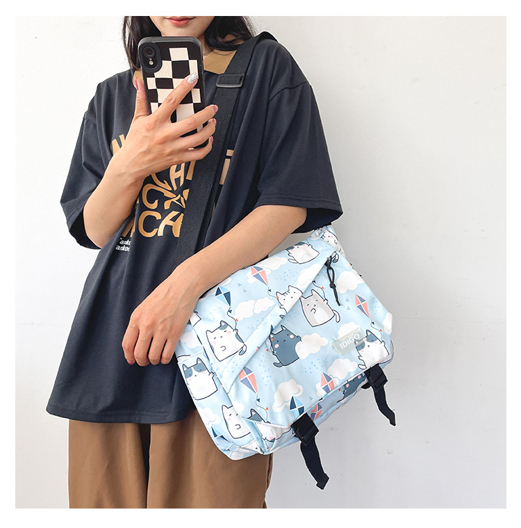Túi đeo chéo đi học đựng vừa A4, túi đeo vai nữ du lịch vải Polyester hoạ tiết hoạt hình dễ thương IDIGO FF6 - 2012