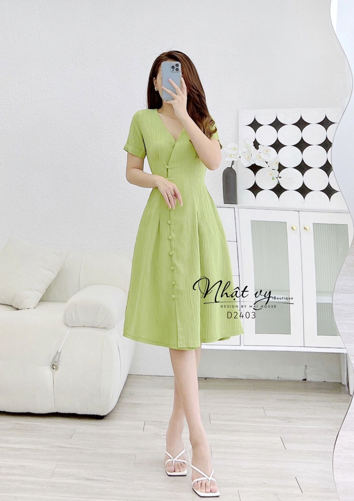 Đầm babydoll cổ vuông voan xanh.