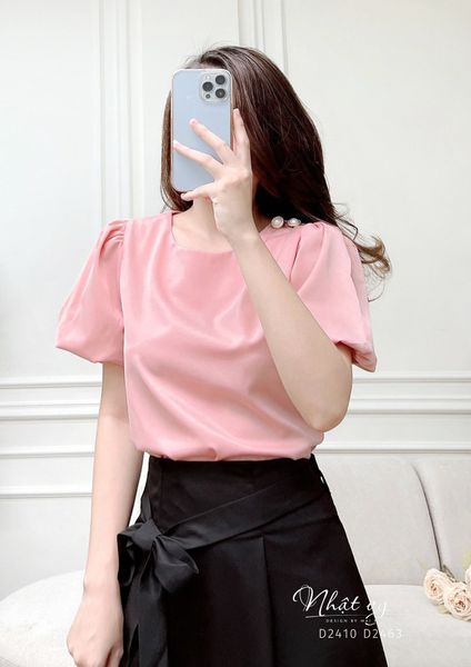  Áo cổ tròn nhún bên vai đính ngọc tay phồng - D2410 
