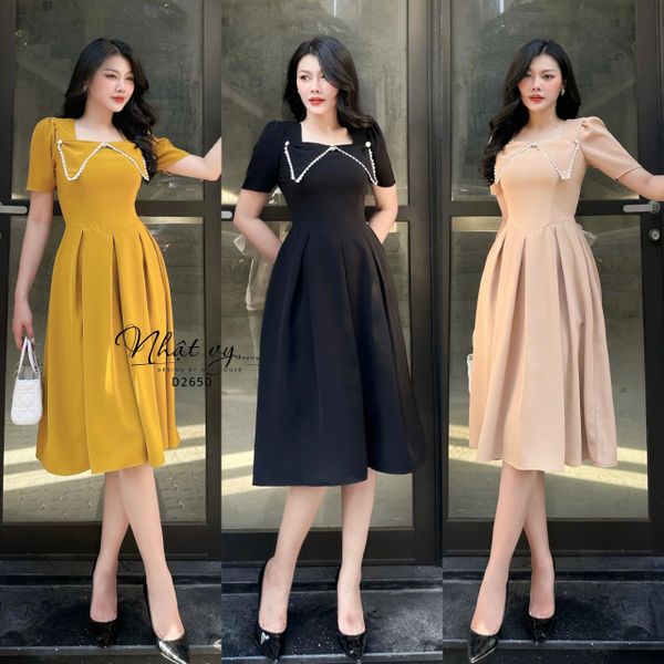  Đầm xếp ly cổ viền ren cách điệu đính cúc giả - D2650 