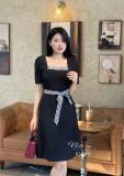  Đầm cổ vuông phối viền caro đính dây thắt eo - D3000 